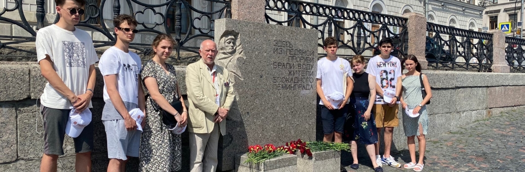 22 июня состоялось традиционное возложение цветов к памятнику героям блокадного Ленинграда